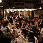 カクテル目当てにカウンターに押し寄せる来場者