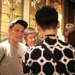 ブース担当者と意見交換する様子